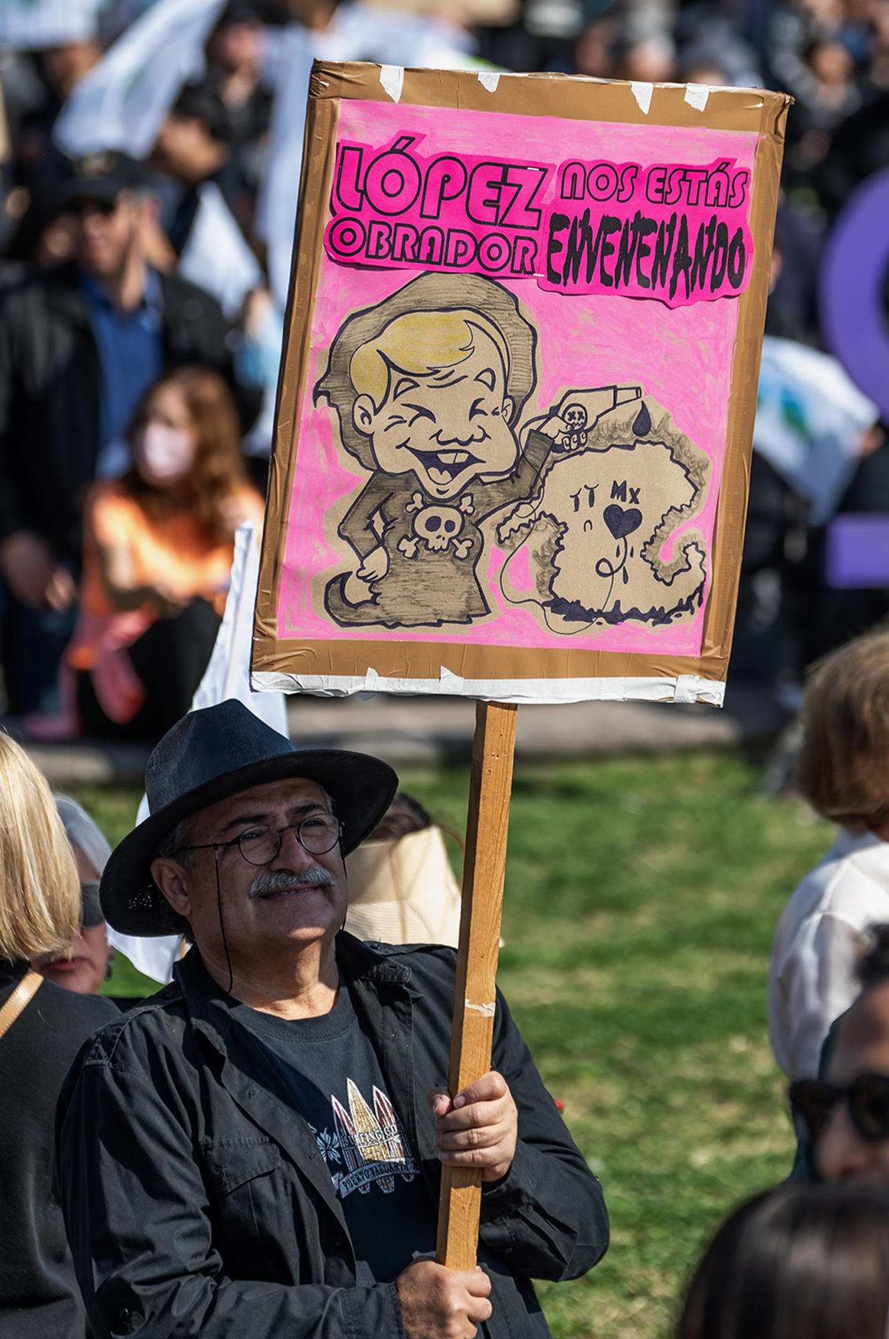 Personas se manifiestan contra la contaminación de una refinería de Petróleos Mexicanos (Pemex) hoy, en la ciudad de Monterrey (México). EFE/Miguel Sierra
