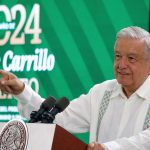 Fotografía cedida por la Presidencia de México del mandatario mexicano, Andrés Manuel López Obrador, durante una rueda de prensa en la ciudad de Villahermosa (México). EFE