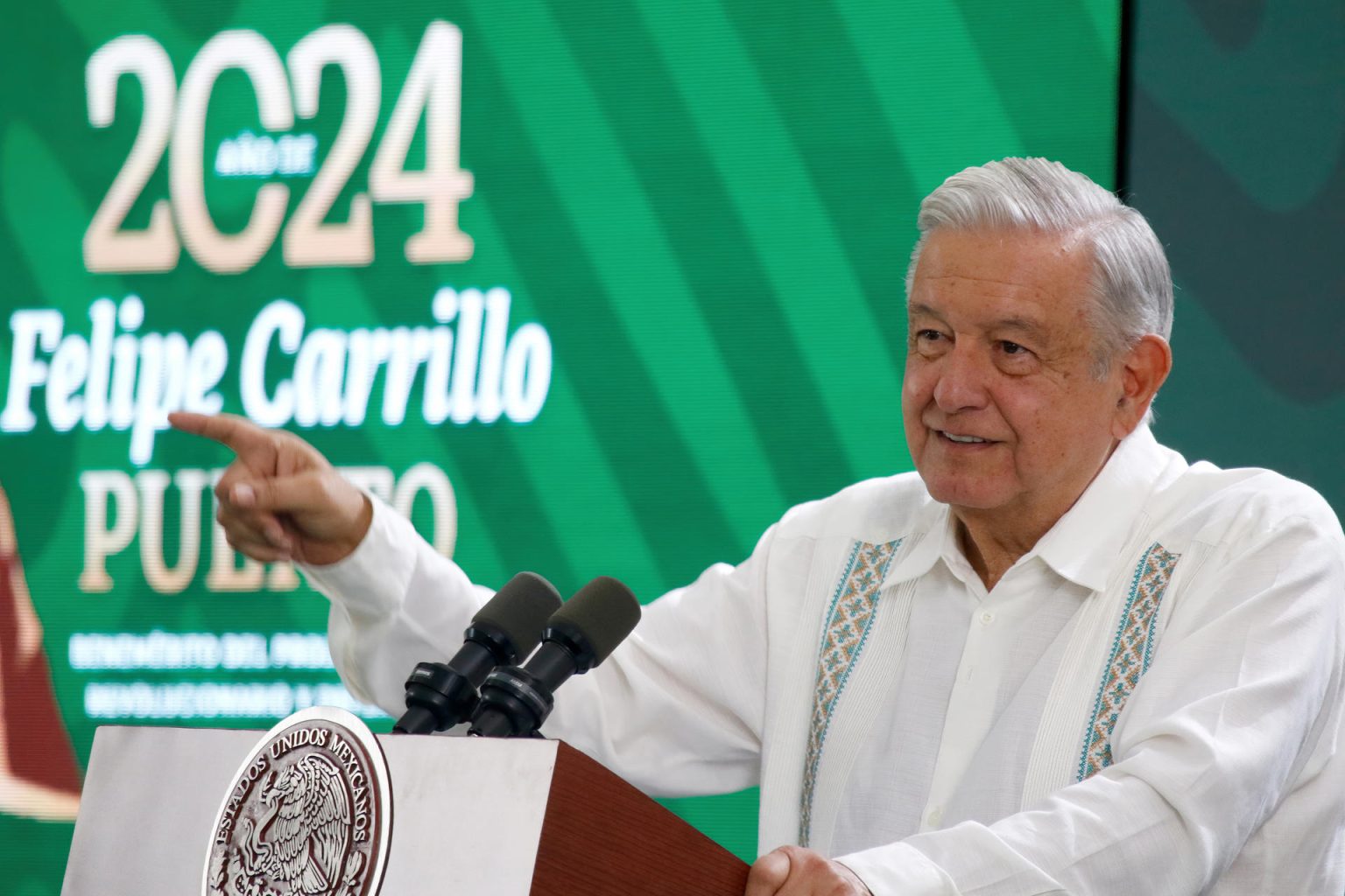 Fotografía cedida por la Presidencia de México del mandatario mexicano, Andrés Manuel López Obrador, durante una rueda de prensa en la ciudad de Villahermosa (México). EFE