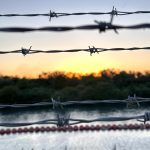 Fotografía de archivo donde se aprecian los alambres con púas puestos en la frontera de Eagle Pass en Texas (EE.UU.). EFE/Octavio Guzmán