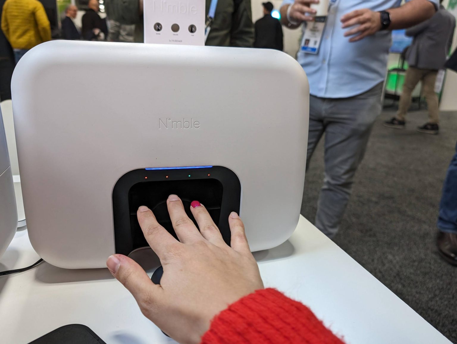 Samantha Mang, directora de marketing de la máquina con IA para hacerse la manicura Nimble, hace una demostración con la máquina hoy durante la Feria de Electrónica de Consumo (CES) en Las Vegas, Nevada (EEUU). EFE/Sarah Yáñez-Richards