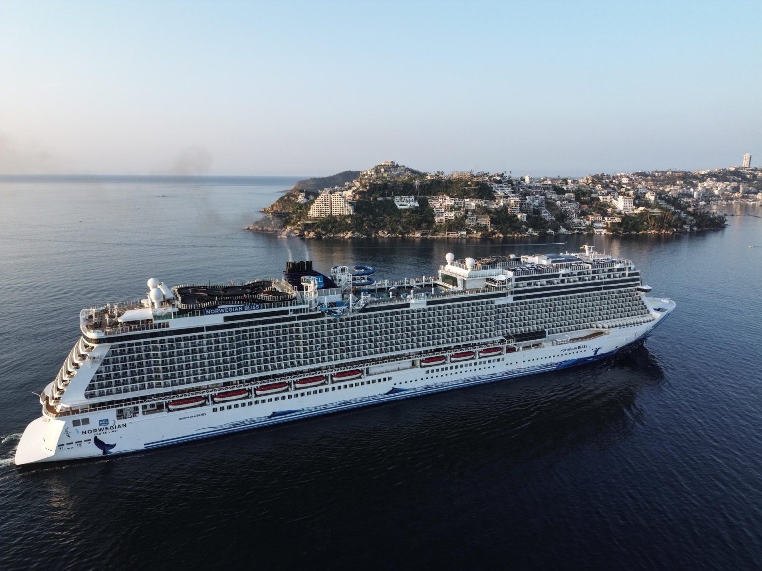 El barco de Norwegian Bliss llega hoy al puerto de Acapulco (México). EFE/ David Guzmán