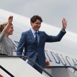 El primer ministro canadiense, Justin Trudeau, y su esposa Sophie Grégoire-Trudeau, saludan a su llegada al aeropuerto Internacional de Ciudad de México (México). Imagen de archivo. EFE/Mario Guzmán