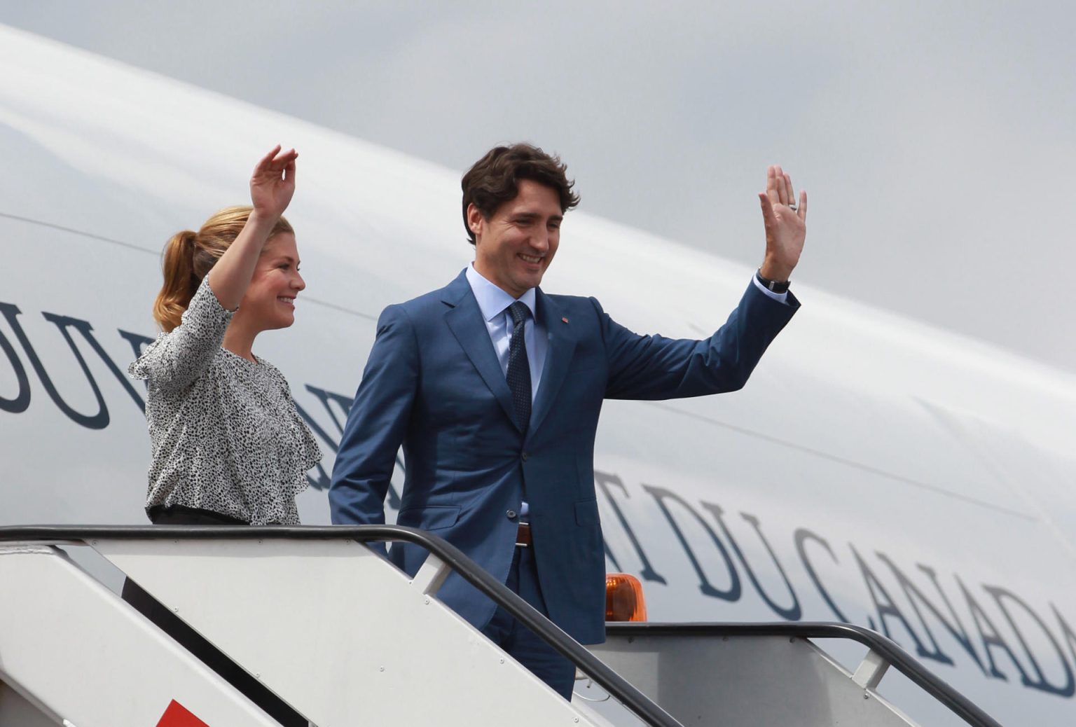 El primer ministro canadiense, Justin Trudeau, y su esposa Sophie Grégoire-Trudeau, saludan a su llegada al aeropuerto Internacional de Ciudad de México (México). Imagen de archivo. EFE/Mario Guzmán