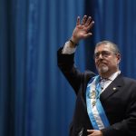 El nuevo presidente de Guatemala, Bernardo Arévalo de León saluda, durante su ceremonia de investidura hoy, en el Centro Cultural Miguel Ángel Asturias, en Ciudad de Guatemala (Guatemala). EFE/ David Toro