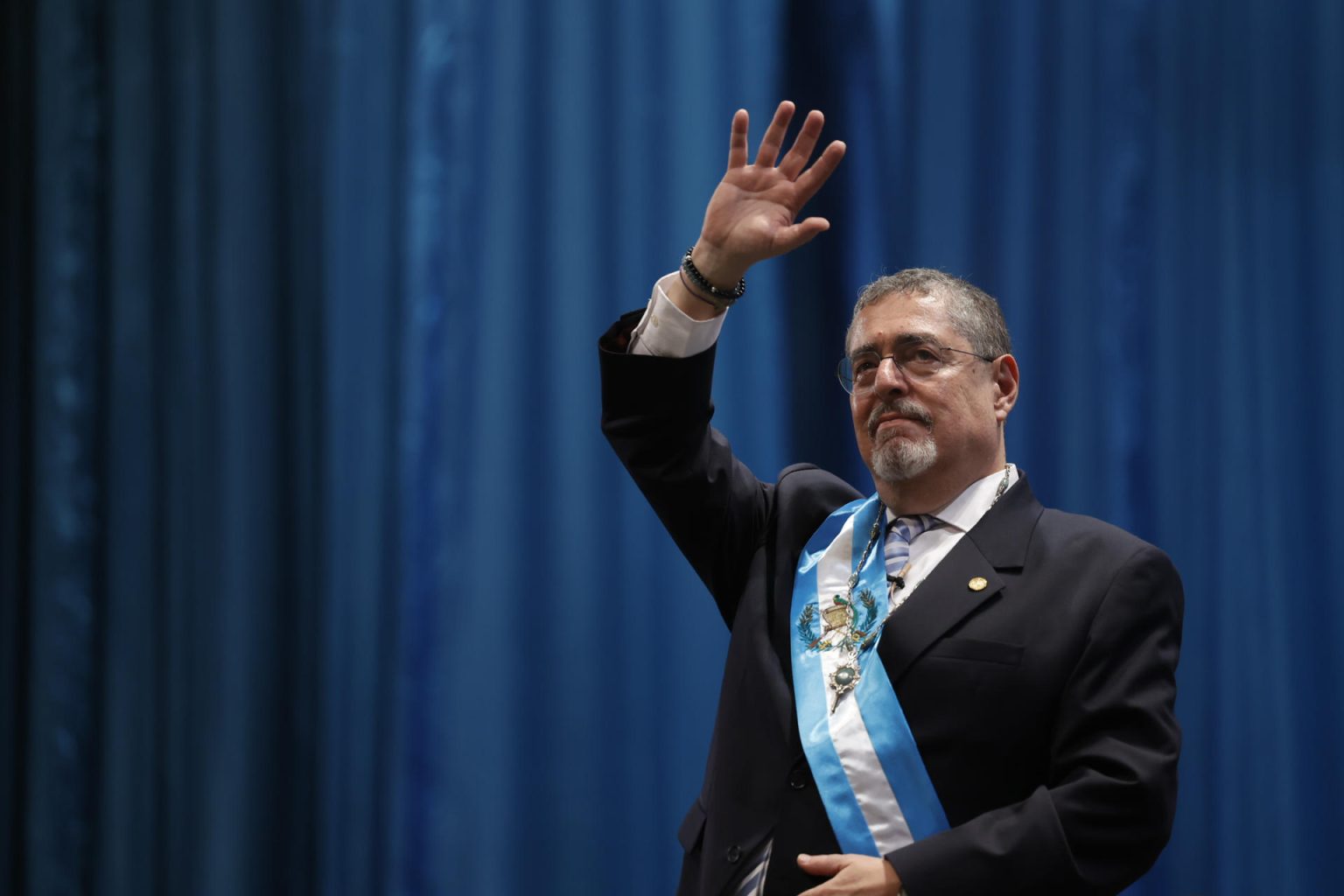 El nuevo presidente de Guatemala, Bernardo Arévalo de León saluda, durante su ceremonia de investidura hoy, en el Centro Cultural Miguel Ángel Asturias, en Ciudad de Guatemala (Guatemala). EFE/ David Toro