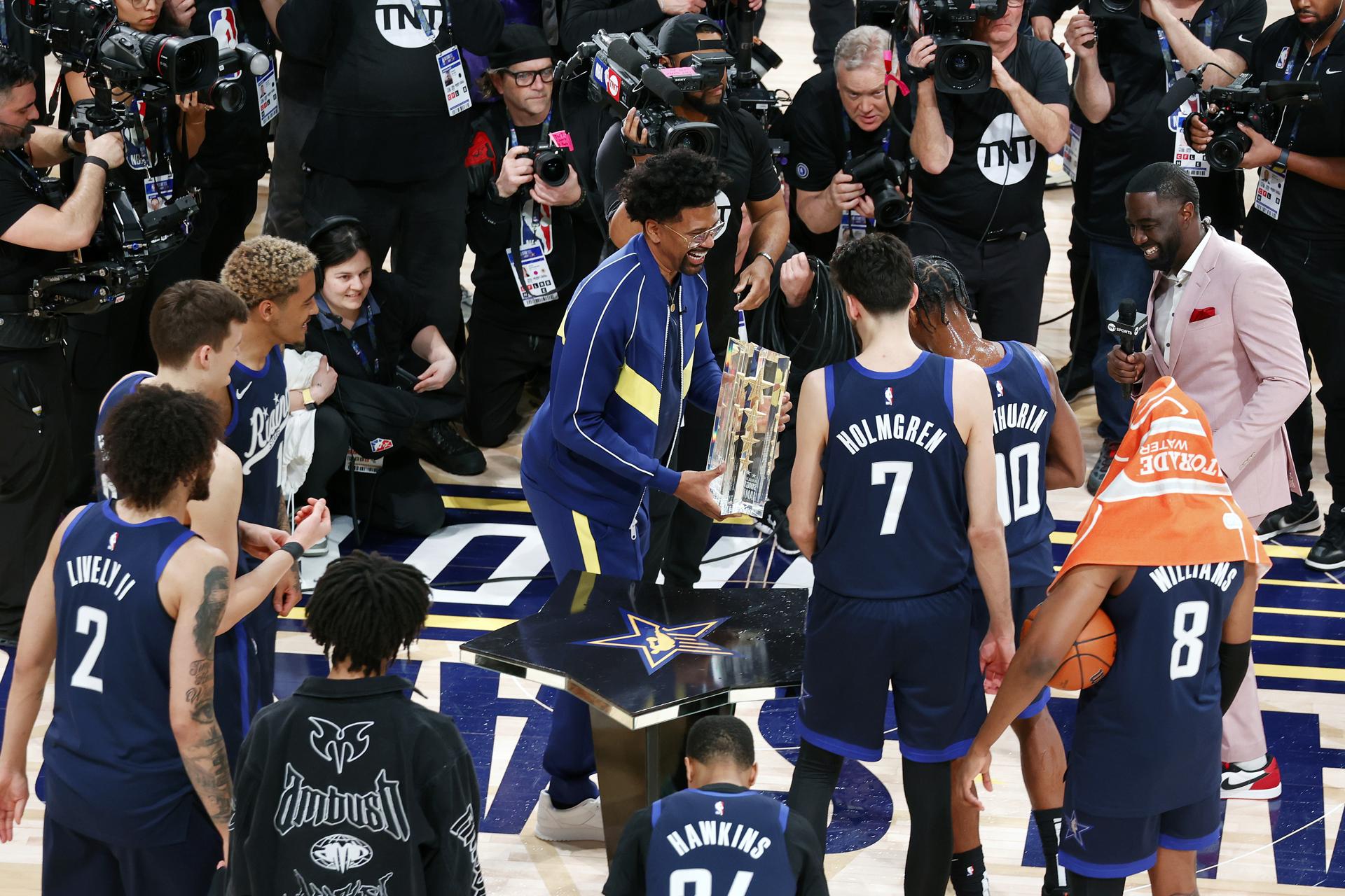 El entrenador Jalen Rose del equipo Jalen recibe el trofeo del campeonato después de derrotar al equipo Detlef durante el juego de campeonato del NBA All-Star 2024 Panini Rising Stars en Gainbridge Fieldhouse en Indianápolis, Indiana, EE. UU., 16 de febrero de 2024. EFE/EPA/BRIAN SPURLOCK
