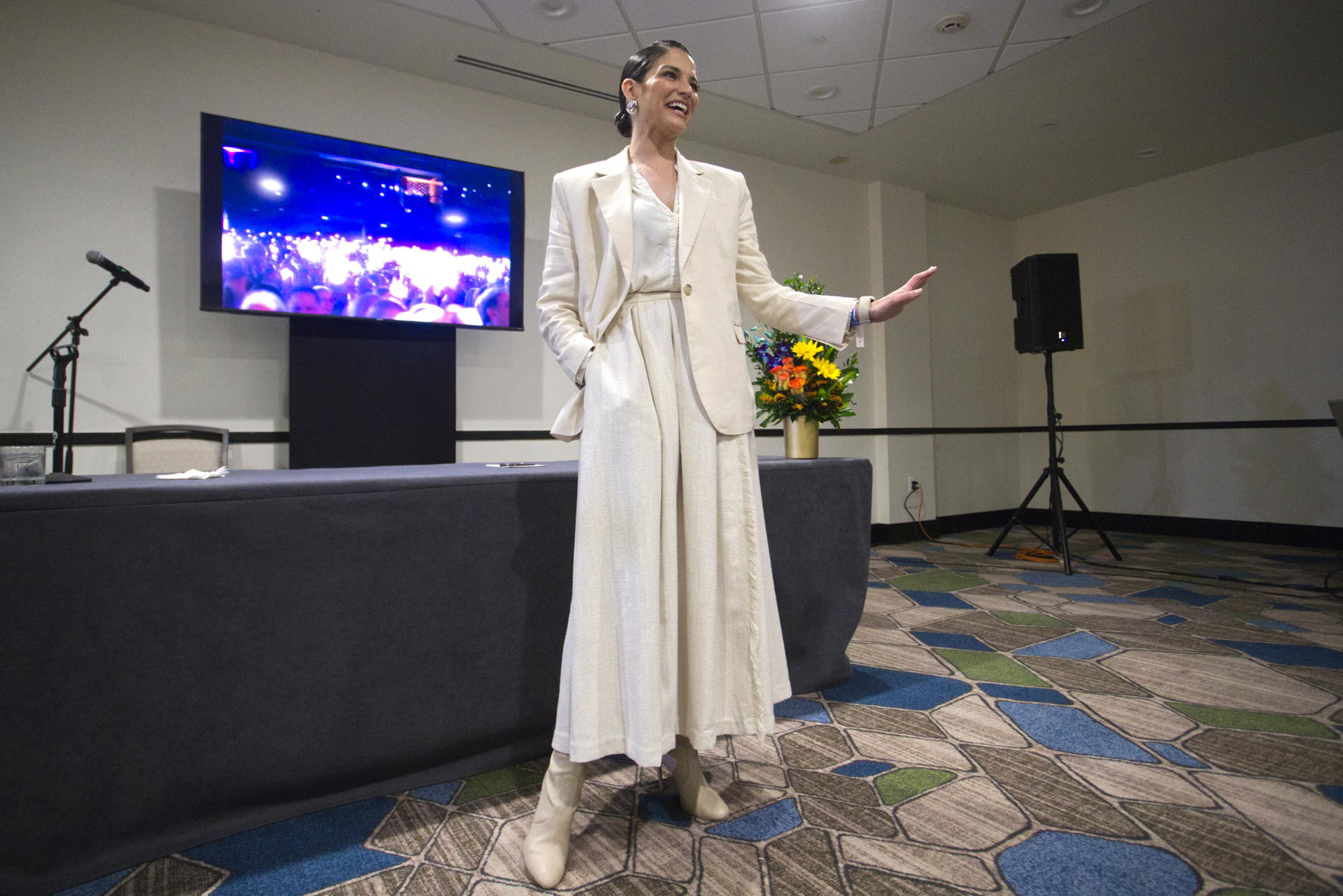 La cantante española Natalia Jiménez habla durante una rueda de prensa por motivo del cierre de su gira, hoy en San Juan (Puerto Rico). EFE/ Thais Llorca
