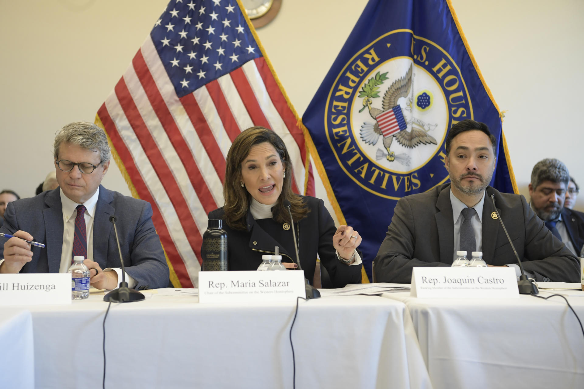 La presidenta del Subcomité de Latinoamérica en el Comité de Exteriores de la Cámara de Representantes estadounidense, la representante republicana por Florida, María Elvira Salazar (c), habla junto a sus colegas, el republicano por Michigan, Bill Huizenga (i), y el demócrata por Texas, Joaquín Castro (d), durante una mesa redonda del Subcomité de Latinoamérica en el Comité de Exteriores de la Cámara de Representantes estadounidense, hoy, en el edificio Rayburn del Capitolio en Washington (Estados Unidos). EFE/ Lenin Nolly
