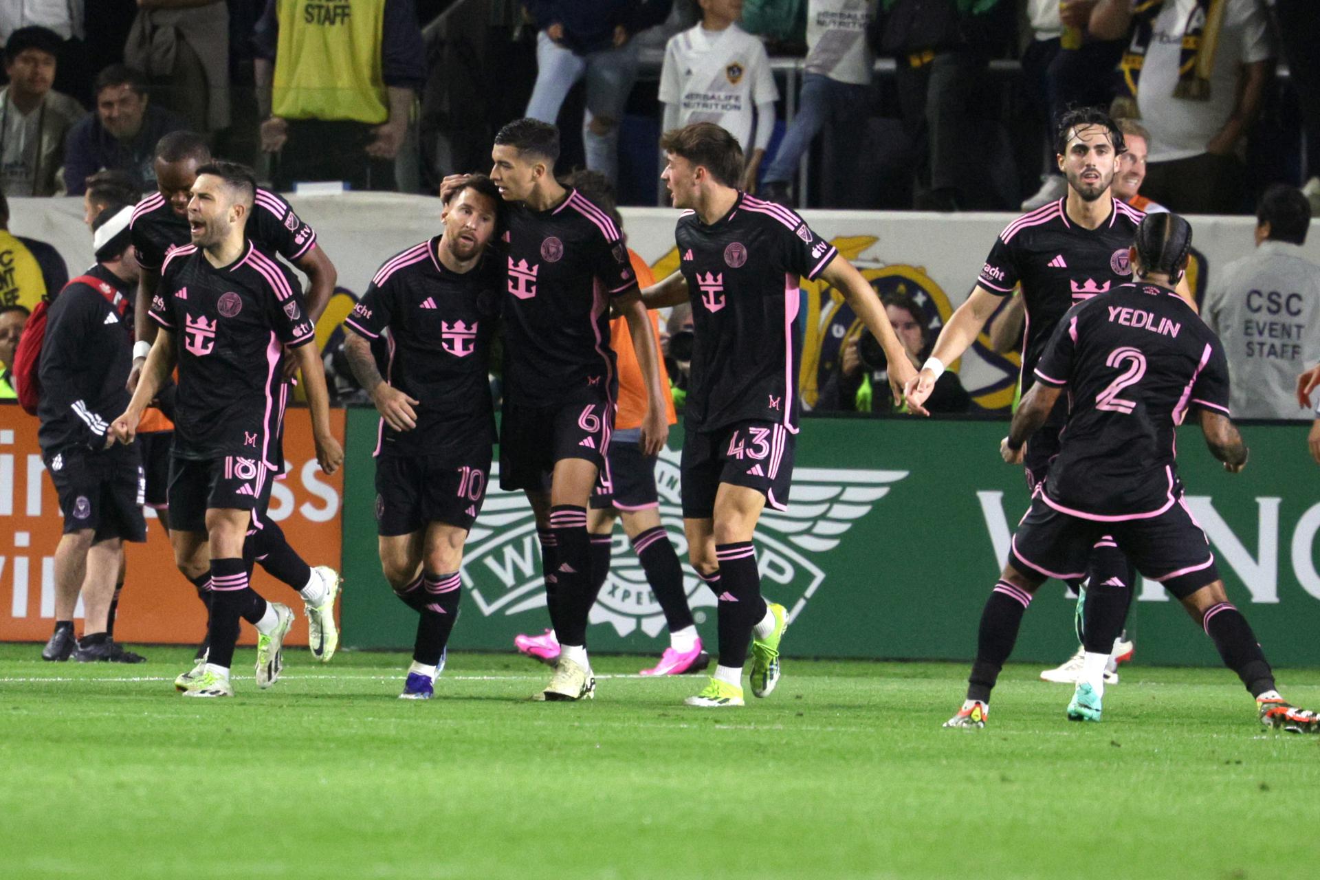 Los compañeros de equipo abrazan al mediocampista del Inter Miami Lionel Messi (c-i) después de anotar un gol. EFE/EPA/ALLISON DINNER
