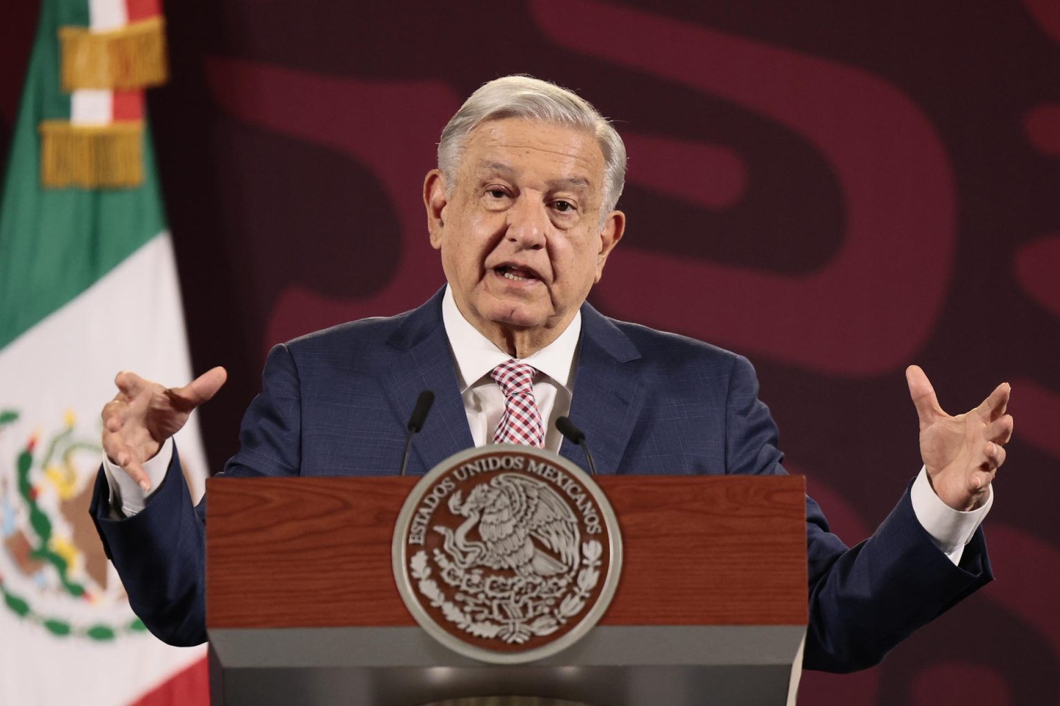 El presidente de México, Andrés Manuel López Obrador, habla durante su conferencia de prensa matutina este viernes, en el Palacio Nacional de la Ciudad de México (México). EFE/ José Méndez