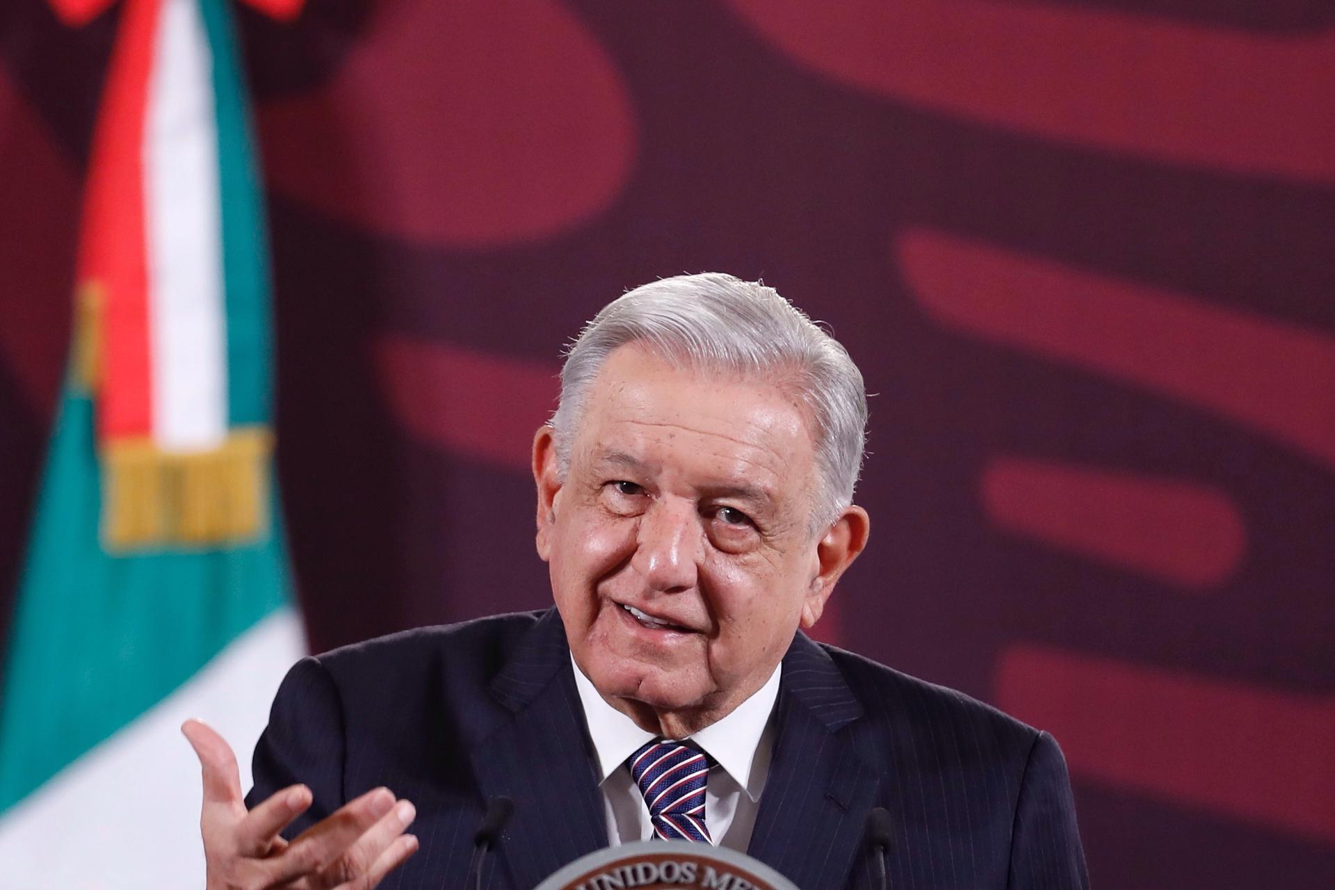 El Presidente de México, Andrés Manuel López Obrador, participa hoy durante una rueda de prensa matutina en Palacio Nacional en la Ciudad de México (México). EFE/Sáshenka Gutiérrez
