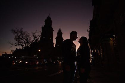 Fotografía de archivo que muestra a una pareja en el centro histórico de la ciudad de Morelia en el estado de Michoacán (México). EFE/Luis Enrique Granados