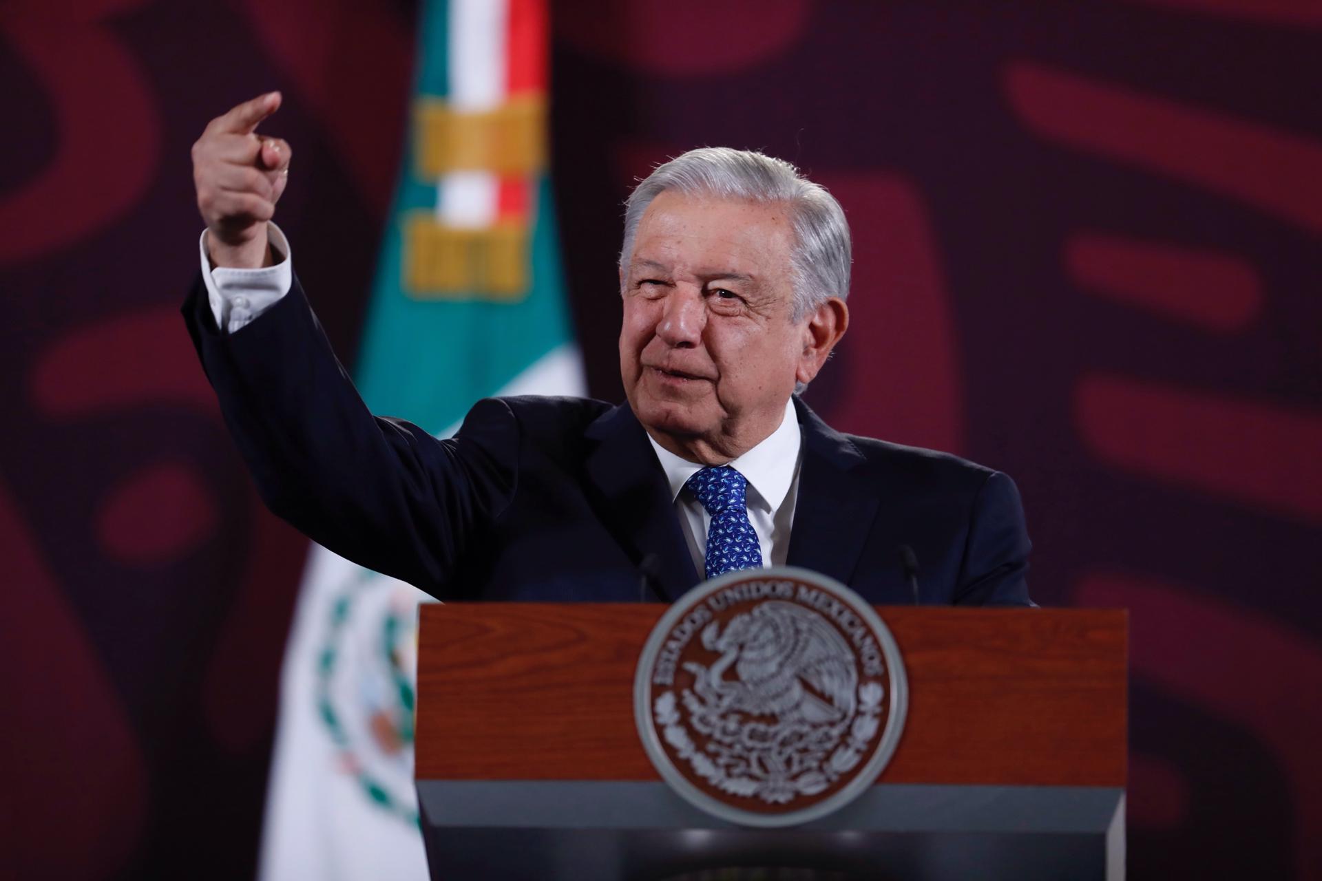 El presidente de México, Andrés Manuel López Obrador, habla durante una rueda de prensa en el Palacio Nacional, en Ciudad de México (México). EFE/Sáshenka Gutiérrez
