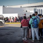 Migrantes hacen fila para solicitar un proceso de asilo en Estados Unidos, el 22 de febrero de 2024 en el paso fronterizo del Chaparral, en Baja California (México). EFE/Joebeth Terriquez