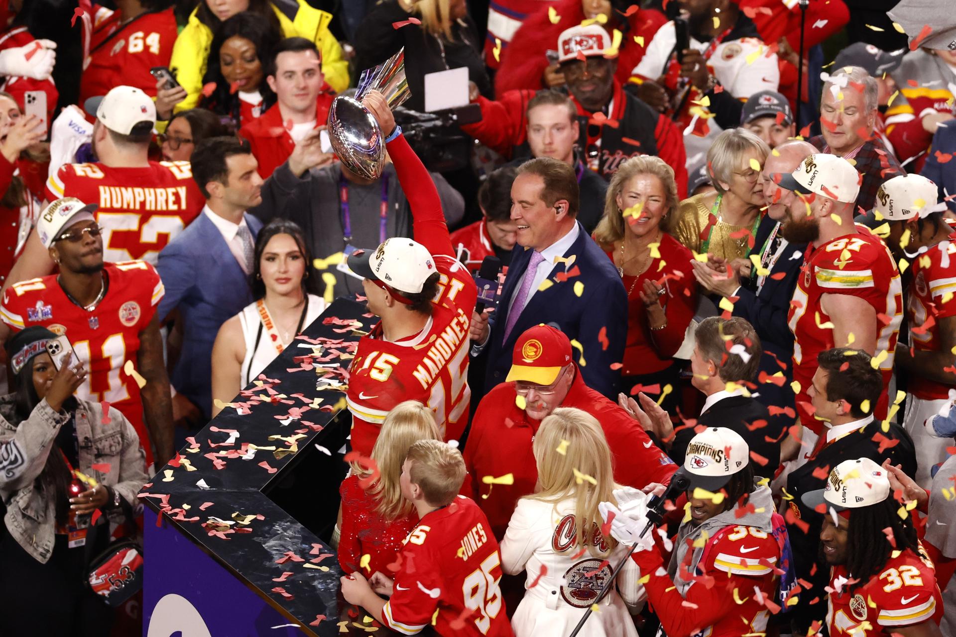 El mariscal de campo de los Kansas City Chiefs, Patrick Mahomes (c), sostiene el Trofeo Vince Lombardi tras ganar el Super Bowl ante los San Francisco 49ers en el Allegiant Stadium, en Las Vegas, Nevada (EE.UU.). EFE/EPA/Caroline Brehman
