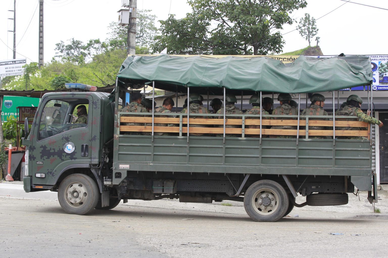 Un vehículo transporta soldado del ejército ecuatoriano en la vía a la población de Daule en Guayaquil (Ecuador).Imagen de archivo. EFE/ Carlos Durán Araújo