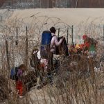 Fotografía de archivo de migrantes que intentan cruzar la cerca de alambres en la frontera que divide a México de los Estados Unidos, el 17 de enero de 2024, en Ciudad Juárez (México). EFE/ Luis Torres