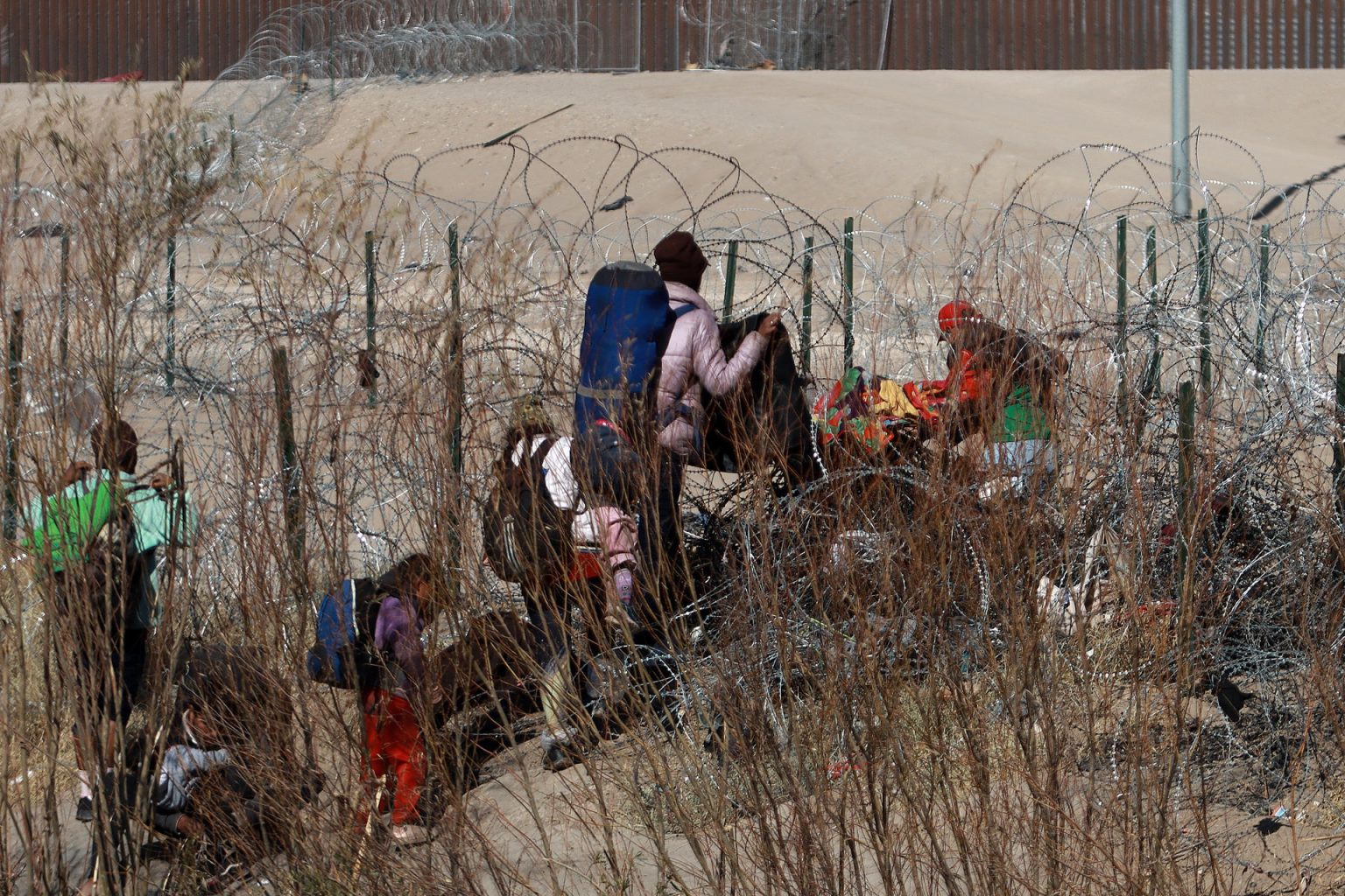 Fotografía de archivo de migrantes que intentan cruzar la cerca de alambres en la frontera que divide a México de los Estados Unidos, el 17 de enero de 2024, en Ciudad Juárez (México). EFE/ Luis Torres