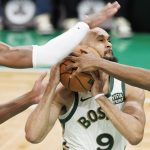 Derrick White (d), guardia de los Celtics de Boston, fue registrado este martes, 27 de febrero, al intentar superar la marca de Buddy Hield (i), de los 76ers de Filadelfia, durante un partido de la NBA, en Boston (Massachusetts, EE.UU.). EFE/CJ Gunther