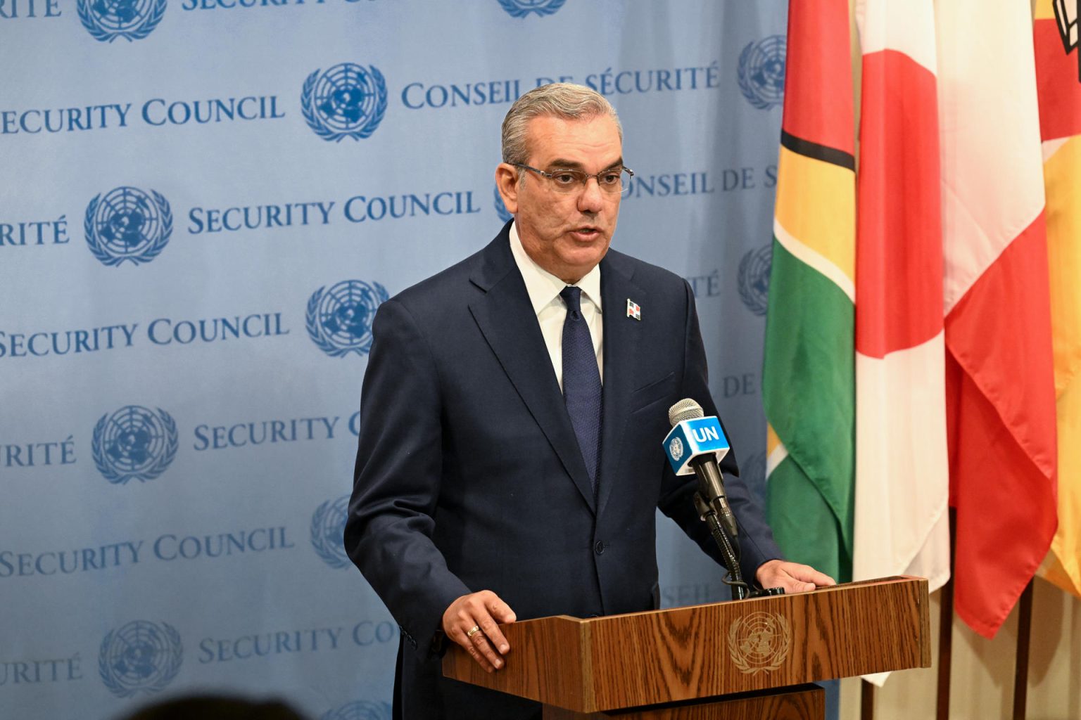 Fotografía cedida por la ONU donde aparece el presidente de República Dominicana, Luis Abinader, mientras habla durante una rueda de prensa tras su intervención en una sesión del Consejo de Seguridad sobre 'la crisis climática, la inseguridad alimentaria y los conflictos', este martes en la sede del organismo en Nueva York (EE.UU.). EFE/Evan Schneider/ONU /SOLO USO EDITORIAL /NO VENTAS /SOLO DISPONIBLE PARA ILUSTRAR LA NOTICIA QUE ACOMPAÑA /CRÉDITO OBLIGATORIO