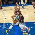 Stephen Curry (adelante) de los Golden State Warriors protege el balón ante Issaiah Hartenstein de los New York Knicks durante el juego de la NBA entre los New York Knicks y los Golden State Warriors este jueves en el Madison Square Garden en Nueva York (EE.UU.). EFE/Ángel Colmenares