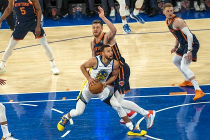 Stephen Curry (adelante) de los Golden State Warriors protege el balón ante Issaiah Hartenstein de los New York Knicks durante el juego de la NBA entre los New York Knicks y los Golden State Warriors este jueves en el Madison Square Garden en Nueva York (EE.UU.). EFE/Ángel Colmenares