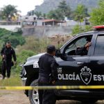 Fotografía de archivo que muestra a policías estatales resguardando el sitio donde se presentó un tiroteo en el municipio de Zapopan, estado de Jalisco (México). EFE/Francisco Guasco