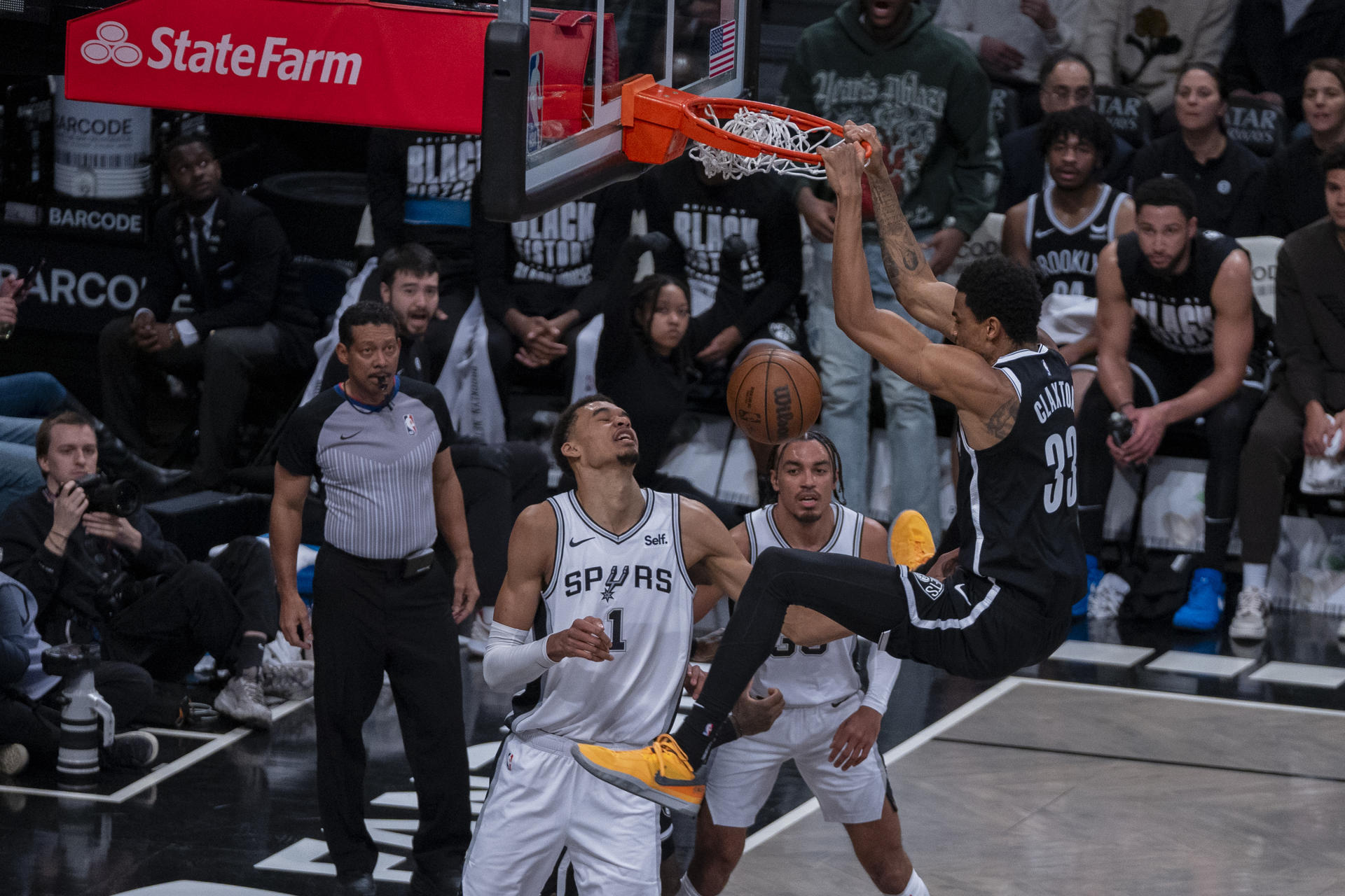 Nic Claxton (d) de Brooklyn Nets encesta sobre la marca de Victor Wembanyama (i) de San Antonio Spurs hoy, durante un partido de NBA disputado en el Barclays Center en Brooklyn, Nueva York (EE.UU.). EFE/ Ángel Colmenares
