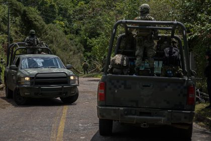 Fotografía de archivo de miembros del Ejercito Mexicano que resguardan carreteras debido a la violencia desatada en las comunidades del estado de Chiapas (México). EFE/ Carlos López