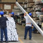 Fotografía de archivo que muestra a empleados de una fábrica de aluminio en Ciudad de México. EFE/José Pazos