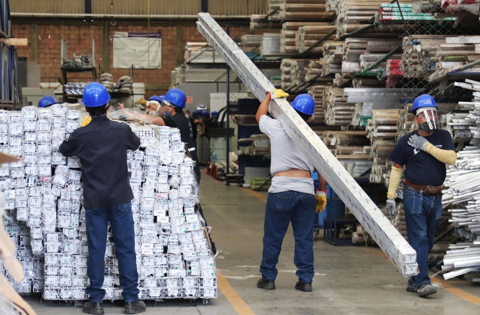 Fotografía de archivo que muestra a empleados de una fábrica de aluminio en Ciudad de México. EFE/José Pazos