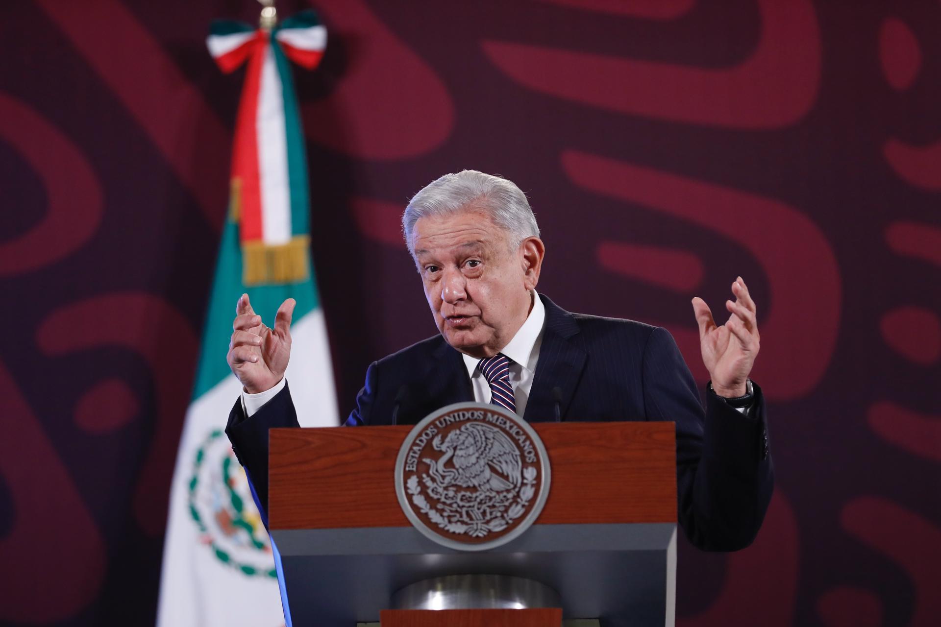 El Presidente de México, Andrés Manuel López Obrador, participa hoy durante una rueda de prensa matutina en Palacio Nacional en la Ciudad de México (México). EFE/Sáshenka Gutiérrez
