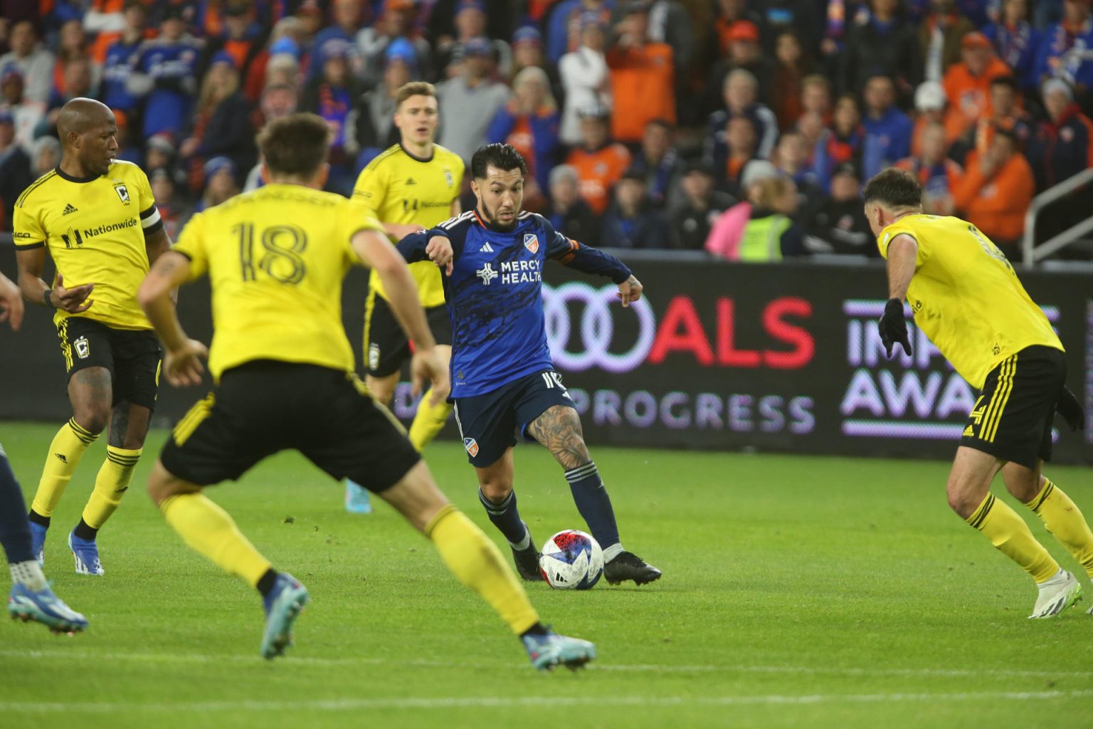 Foto de archivo del jugador Luciano Acosta (c) del FC Cincinnati. EFE/ Mark Lyons