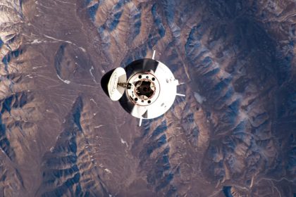 Fotografía cedida por la NASA donde se muestra la nave espacial Dragon Freedom de SpaceX, que transporta a la tripulación de cuatro miembros de la Misión Axiom 3 (Ax-3), mientras se acerca a la Estación Espacial Internacional a 260 millas sobre China al norte del Himalaya. EFE/NASA /SOLO USO EDITORIAL /NO VENTAS /SOLO DISPONIBLE PARA ILUSTRAR LA NOTICIA QUE ACOMPAÑA /CRÉDITO OBLIGATORIO