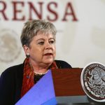 La secretaria de Relaciones Exteriores Alicia Bárcena, habla este lunes durante una conferencia de prensa matutina en el Palacio Nacional en la Ciudad de México (México). EFE/Sáshenka Gutiérrez