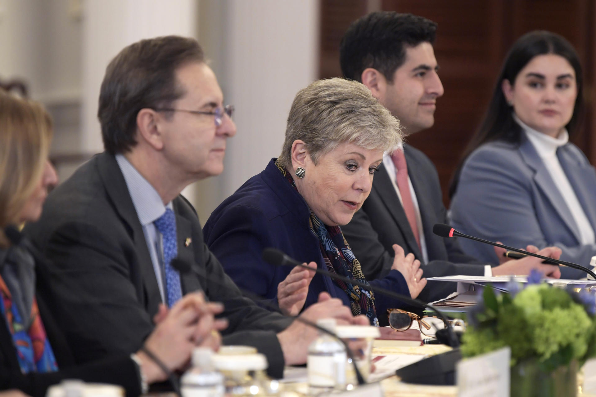 La secretaria de Relaciones Exteriores de México, Alicia Bárcena (c), habla durante una reunión trilateral entre Estados Unidos, México y Guatemala, este miércoles en la sede del Departamento de Estado, en Washington (EE.UU.). EFE/ Lenin Nolly
