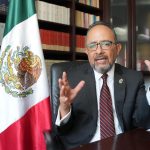 El cónsul mexicano en California, Carlos González Gutiérrez, habla con EFE durante una entrevista el viernes 16 de febrero de 2024, en su despacho en la sede del consulado en San Diego, California (EE.UU.). EFE/ Manuel Ocaño