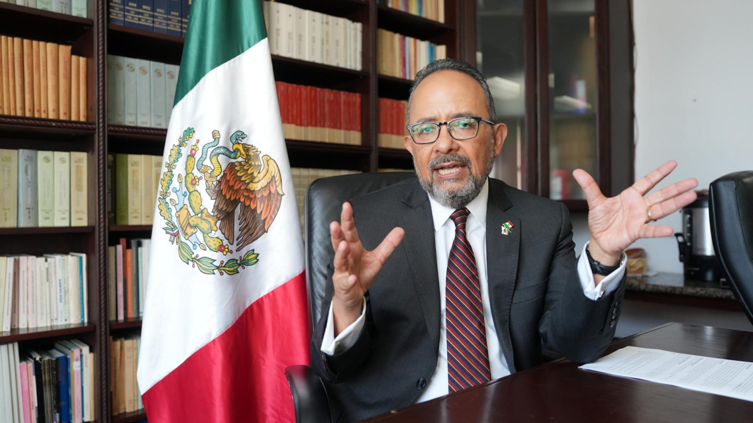 El cónsul mexicano en California, Carlos González Gutiérrez, habla con EFE durante una entrevista el viernes 16 de febrero de 2024, en su despacho en la sede del consulado en San Diego, California (EE.UU.). EFE/ Manuel Ocaño