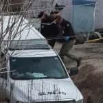 Peritos forenses trasladan un cuerpo localizado en una fosa clandestina el 16 de febrero de 2024, en Ciudad Juárez, estado de Chihuahua (México). EFE/Luis Torres