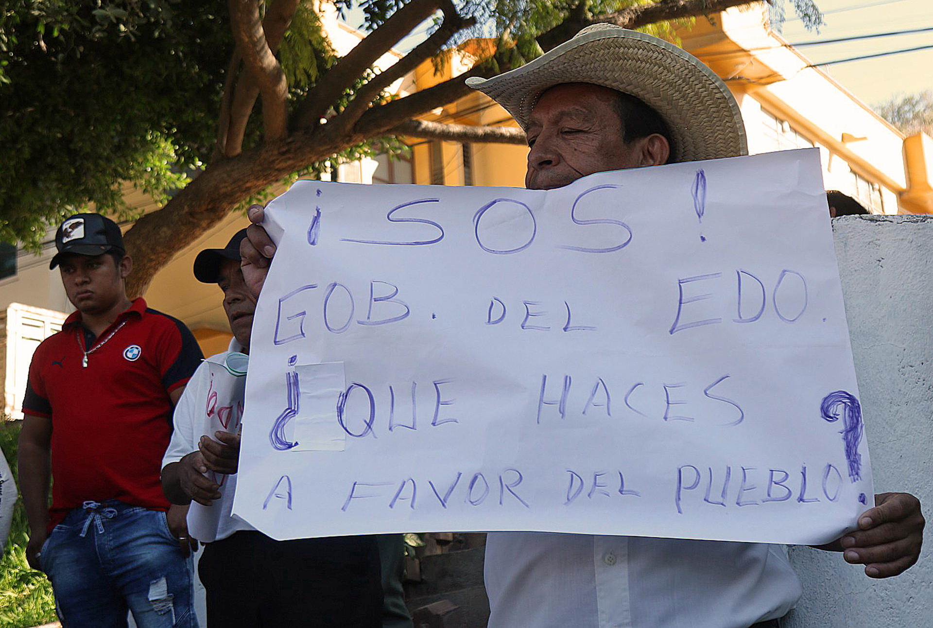 Choferes del transporte público protestan para exigir seguridad ante una nueva ola de violencia del crimen organizado, en la autopista México-Acapulco, en Guerrero (México). EFE/José Luis de la Cruz
