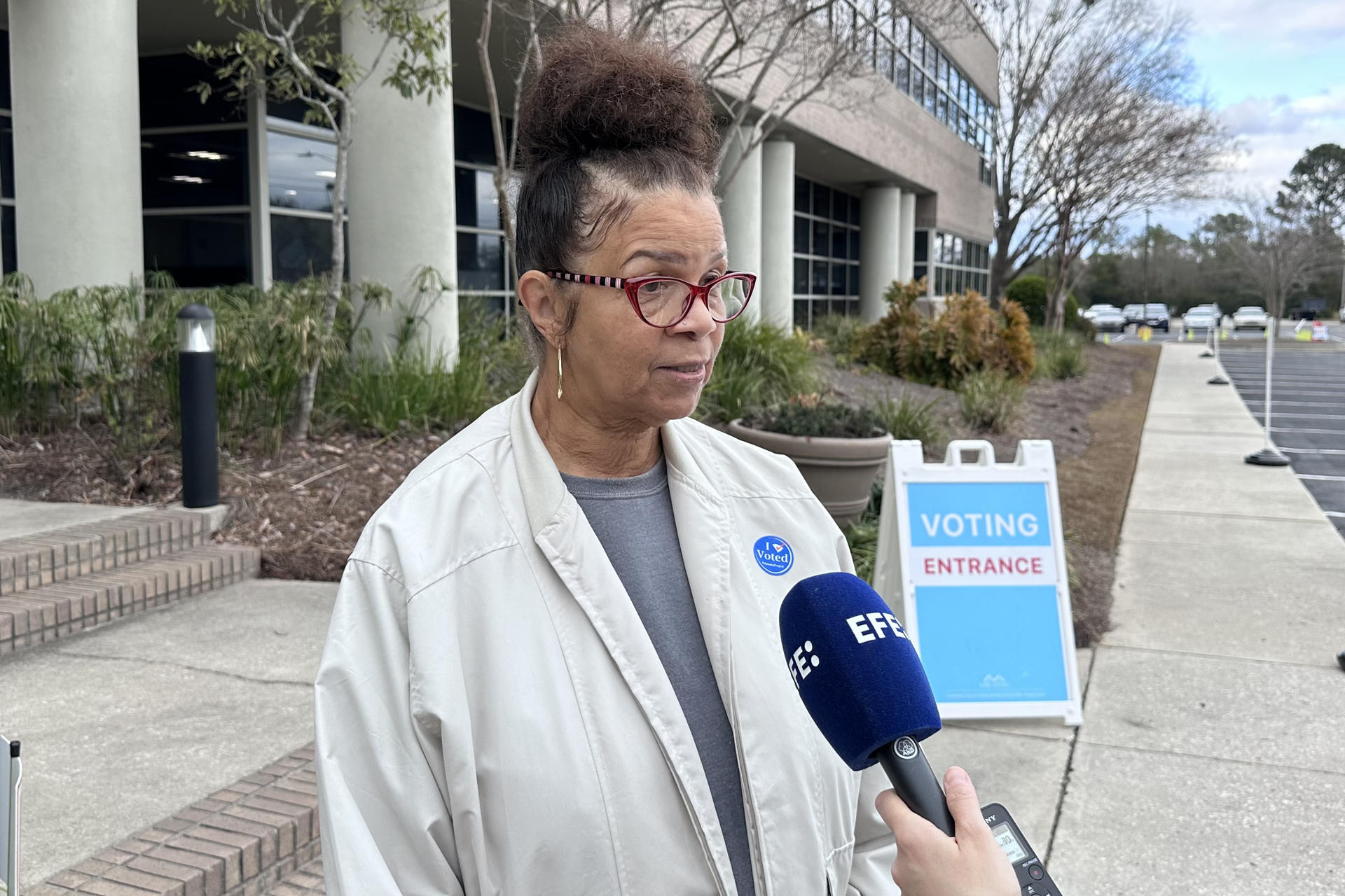 Sherry L. Norwood, habitante de Charleston, habla con EFE luego de votar el 31 de enero de 2024, en un Centro de Votación en Charleston, Carolina del Sur (EE.UU.). EFE/ Octavio Guzmán
