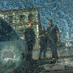 Peritos inspeccionan el vehículo donde murió una persona después de un ataque de sicarios. Imagen de archivo. EFE/AFN