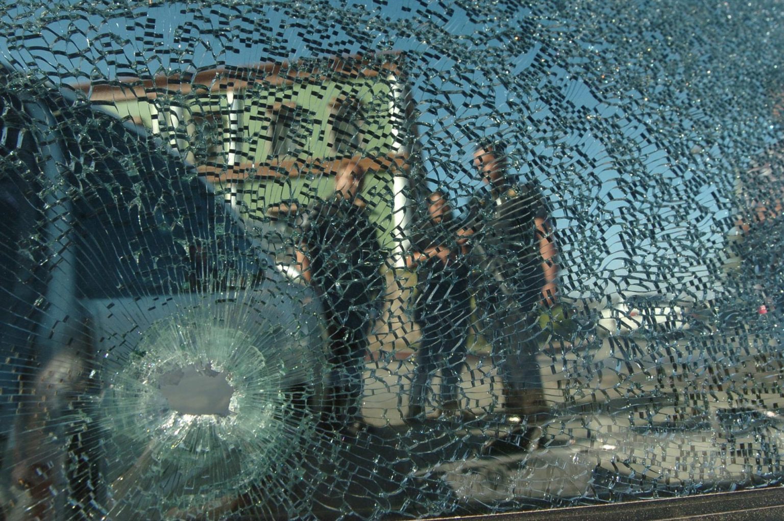 Peritos inspeccionan el vehículo donde murió una persona después de un ataque de sicarios. Imagen de archivo. EFE/AFN