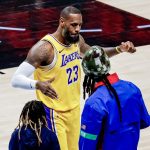 Fotografía de archivo, tomada el pasado 30 de enero, en la que se registró a LeBron James (c), alero estrella de los Lakers de Los Ángeles, durante un partido de la NBA, en Atlanta (Georgia, EE.UU.). EFE/Erik S. Lesser