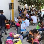 Migrantes permanecen este viernes en una calle de Tapachula (México). EFE/Juan Manuel Blanco