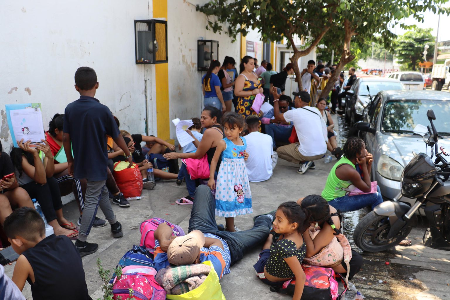 Migrantes permanecen este viernes en una calle de Tapachula (México). EFE/Juan Manuel Blanco