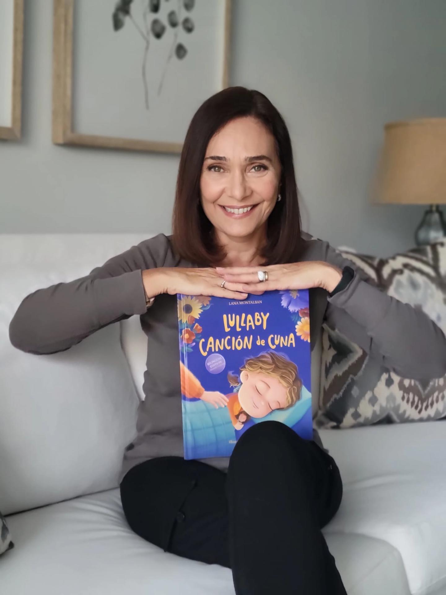 Fotografía personal cedida donde aparece la periodista argentina Lana Montalban mientras posa mostrando la portada de su libro de cuentos, 'Lullaby, Canción de Cuna', cuyos beneficios obtenidos por su venta (disponible en Amazon y la librería Barnes & Noble) irán en su totalidad a tres fundaciones localizadas en Ucrania que trabajan con niños desplazados y heridos, bebés y huérfanos. EFE/ Álbum Lana Montalban SÓLO USO EDITORIAL/SÓLO DISPONIBLE PARA ILUSTRAR LA NOTICIA QUE ACOMPAÑA (CRÉDITO OBLIGATORIO)
