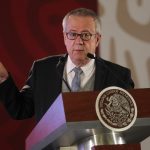 Fotografía de archivo del 15 de febrero de 2019 que muestra al secretario de Hacienda y Crédito Público, Carlos Urzúa Macías, durante una rueda de prensa en el Palacio Nacional de Ciudad de México (México). EFE/Mario Guzmán