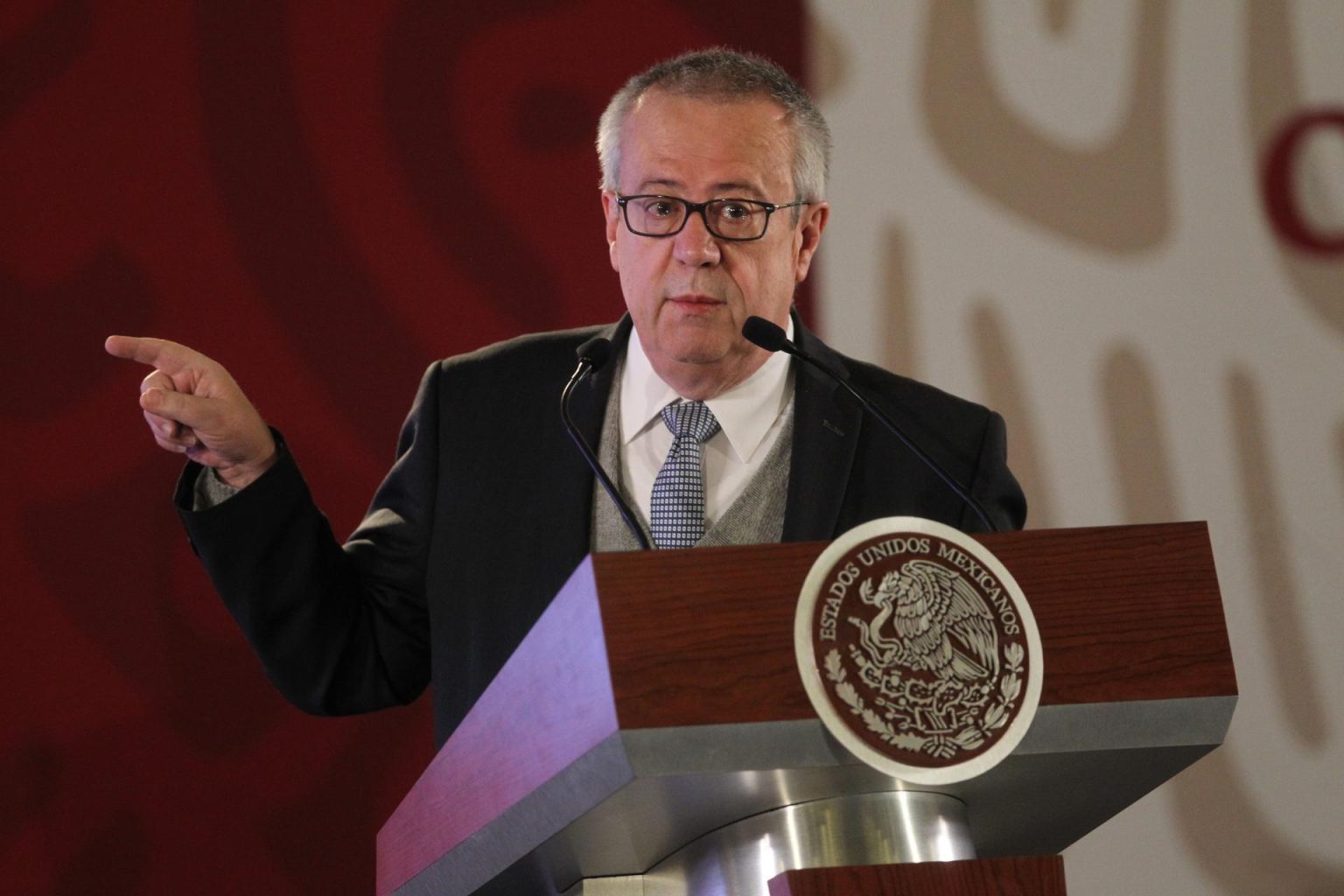 Fotografía de archivo del 15 de febrero de 2019 que muestra al secretario de Hacienda y Crédito Público, Carlos Urzúa Macías, durante una rueda de prensa en el Palacio Nacional de Ciudad de México (México). EFE/Mario Guzmán